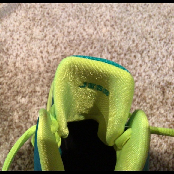 NikeiD sz 7 like new basketball sneakers womens, green and yellow - Picture 6 of 7